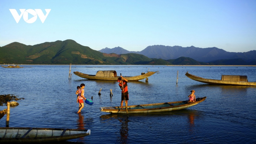 Discovering natural beauty and life in Cau Hai Lagoon